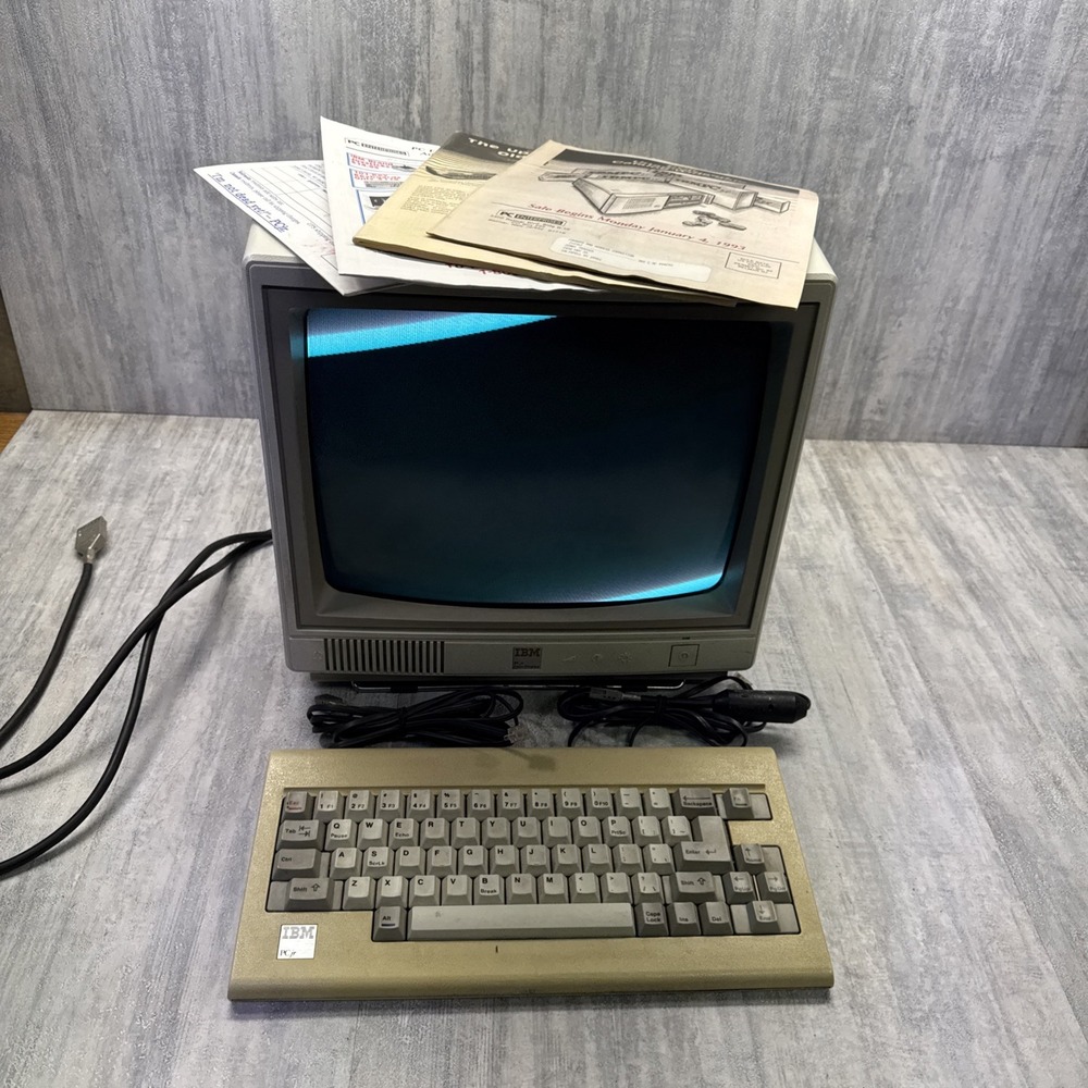 VINTAGE IBM PC JR COLOR DISPLAY MONITOR MODEL 4863 And Keyboard POWERS ON